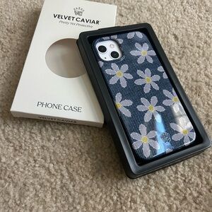 Velvet Caviar Daisy Phone Case - Blue and White